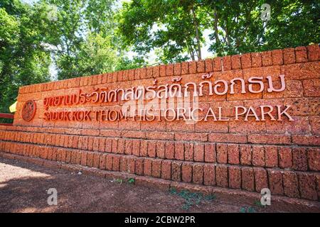 Le signe de la langue thaï signifie Sadok Kok Thom Historical Park, Sdok Kak Thom est un temple khmer du XIe siècle dans la Thaïlande d'aujourd'hui dans la province de sa Kaeo. Banque D'Images