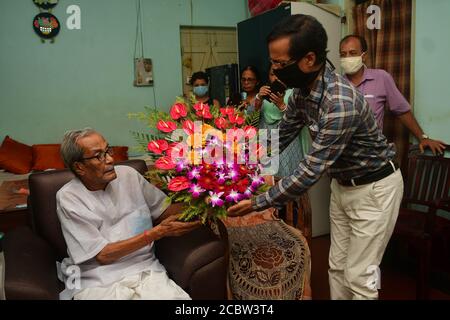 L'ancien combattant de la liberté Anadi Ranjan Sen, a été honoré avec un message du Président de l'Inde, Shri RAM Nath Kovind. À l'occasion du 78e anniversaire du mouvement indien sortant, le président Shri RAM Nath Kovind a rappelé des millions de combattants de la liberté qui ont sacrifié leur vie pour l'indépendance de l'Inde. Banque D'Images