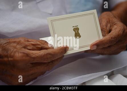 L'ancien combattant de la liberté Anadi Ranjan Sen, a été honoré avec un message du Président de l'Inde, Shri RAM Nath Kovind. À l'occasion du 78e anniversaire du mouvement indien sortant, le président Shri RAM Nath Kovind a rappelé des millions de combattants de la liberté qui ont sacrifié leur vie pour l'indépendance de l'Inde. Banque D'Images