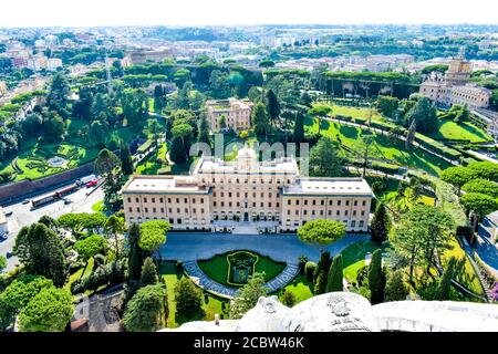 Vue sur les jardins du Vatican et le palais du gouverneur depuis le sommet de la basilique Saint-Pierre Banque D'Images