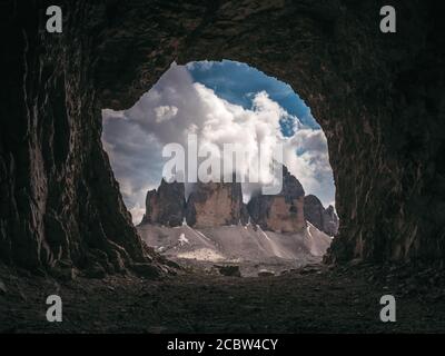 Tre cime di Levarado sommets de Dolomites, en Italie, vue depuis une fenêtre de grotte Banque D'Images