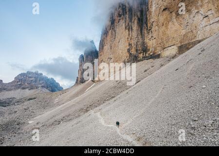 Un jeune couple randonnée sur un chemin autour de Tre Cime di Levaredo. Prise de vue aérienne. Banque D'Images