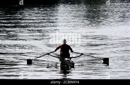 A Rower voyage le long de la Tamise près de Bray, Berkshire. Banque D'Images