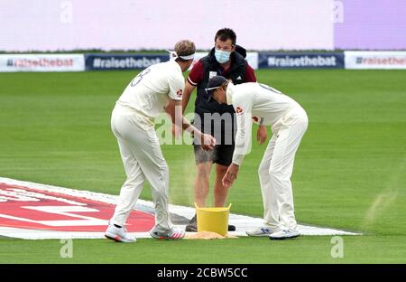 Stuart Broad (à gauche) et Joe Root placent la sciure sur le terrain pendant le quatrième jour du deuxième match de test au Ageas Bowl, à Southampton. Banque D'Images