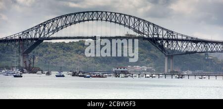 Le pont des Amériques enjambant le canal de Panama, Panama, Amérique centrale Banque D'Images