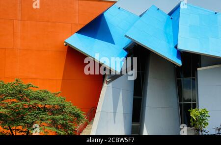 The Biomuseo, Musée de la biodiversité, avec des sections de toit colorées, Panama City, Panama, Amérique centrale Banque D'Images