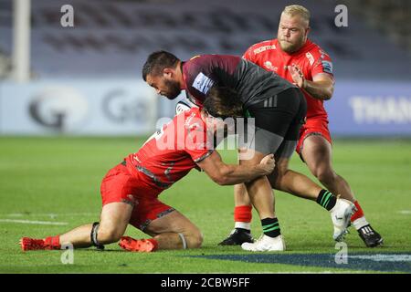 Twickenham, Royaume-Uni. 16 août 2020. SIMON KERROD de Harlequins est attaqué par Tom Curry de sale lors du match de rugby Gallagher Premiership entre Harlequins et sale Sharks à Twickenham Stoop, Twickenham, Angleterre, le 14 août 2020. Photo de Ken Sparks. Utilisation éditoriale uniquement, licence requise pour une utilisation commerciale. Aucune utilisation dans les Paris, les jeux ou les publications d'un seul club/ligue/joueur. Crédit : UK Sports pics Ltd/Alay Live News Banque D'Images