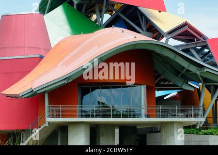 The Biomuseo, Musée de la biodiversité, avec des sections de toit colorées, Panama City, Panama, Amérique centrale Banque D'Images