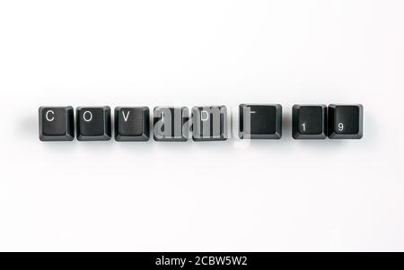 Clavier d'ordinateur orthographe Covid-19, isolé sur fond blanc Banque D'Images
