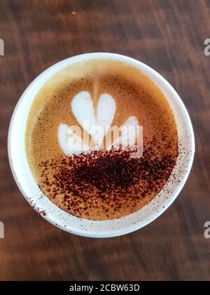 Café blanc plat dans une tasse en papier Banque D'Images