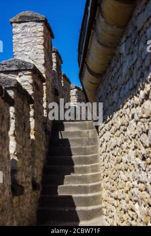 Vue sur la galerie entourant les murs du château de Kokorin en République tchèque. Banque D'Images