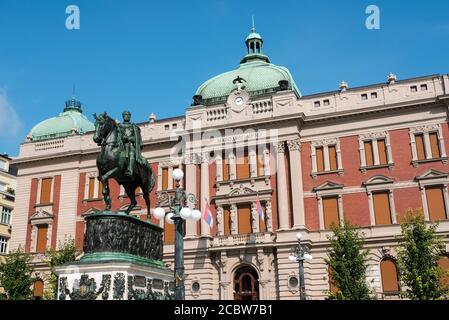 Belgrade / Serbie - 8 août 2020 : la statue du Prince Mihailo Obrenovic et le Musée national de Serbie sur la place de la République à Belgrade, Serbie Banque D'Images