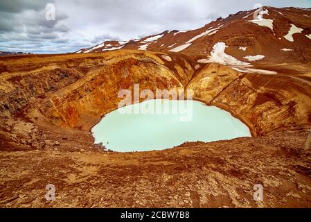 Lac de soufre Viti dans la caldeira du cratère du volcan Askja en Islande, voyage paysage nord. Vue panoramique Banque D'Images