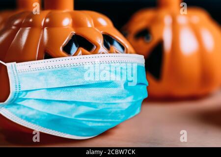 Citrouille orange portant un masque médical de protection. Banque D'Images