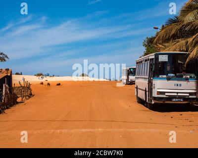 Sénégal, Afrique - 02 février 2019 : ancien bus la route au sable rouge et blanc à la fin de la route Paris-Dakar passée Banque D'Images