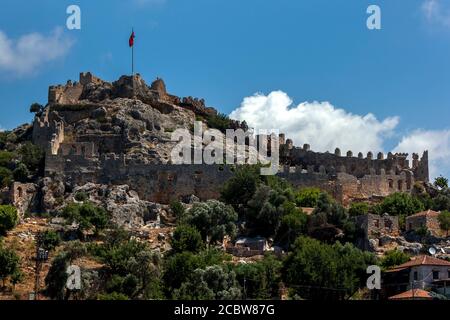 Les ruines de la forteresse Crusader sur l'ancien site de Simena. Ci-dessous se trouve la ville moderne de Kalekoy, un petit village sur la Méditerranée turque. Banque D'Images