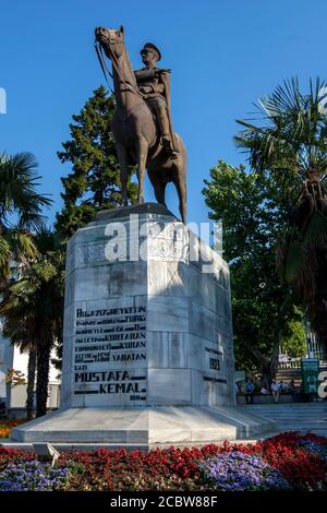 Une statue en l'honneur de Mustafa Kemal, autrement connu sous le nom d'Ataturk, à Bursa en Turquie. Il était un héros de la première Guerre mondiale qui devint le premier président de la Turquie moderne. Banque D'Images