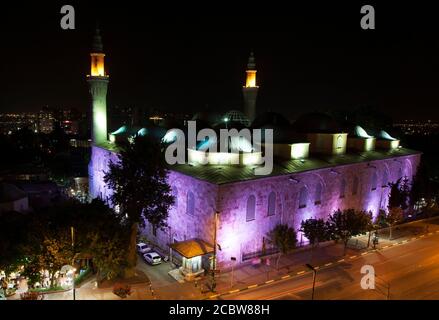 La belle Ulu Camii (Grande Mosquée de Bursa) à la nuit à Bursa en Turquie. La mosquée a été conçue et construite par l'architecte Ali Neccar, 1396–1399. Banque D'Images