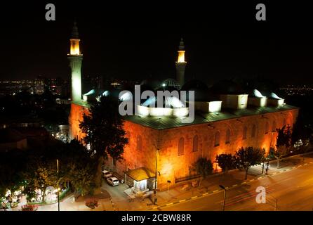 La belle Ulu Camii (Grande Mosquée de Bursa) la nuit à Bursa en Turquie. La mosquée a été conçue et construite par l'architecte Ali Neccar, 1396–1399 Banque D'Images