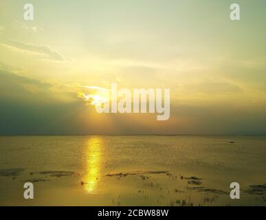 La lumière du soleil dorée s'étenda sur le lac au coucher du soleil à Nanjing De la Chine Banque D'Images