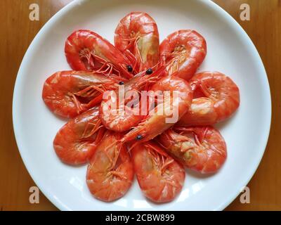 crevettes rouges bouillies fraîches sur la plaque blanche, prêtes à l'emploi manger Banque D'Images