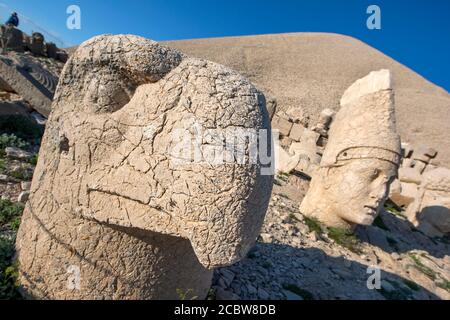 La pierre sculptait des statues d'un dieu perse de l'aigle et d'Antiochus sur la plate-forme occidentale au sommet du mont Nemrut en Turquie. Banque D'Images