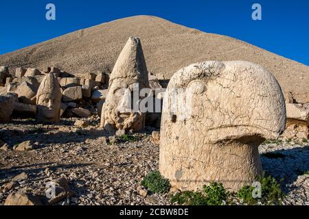 Statues en pierre d'Apollon (à gauche), de Zeus (au centre) et d'un dieu d'aigle perse (à droite) sur la plate-forme occidentale au sommet du mont Nemrut en Turquie. Banque D'Images