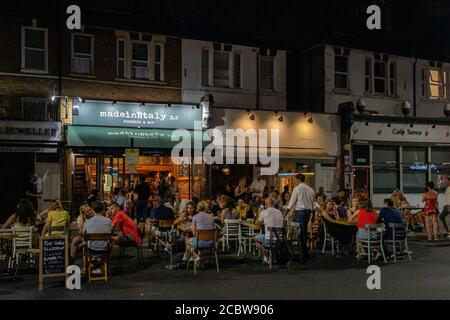 Août 2020:avec des lois de verrouillage relaxées, Northcote Road à Clapham est piétonne pour permettre aux restaurants et aux bars de mettre des tables dans la route pour les clients Banque D'Images