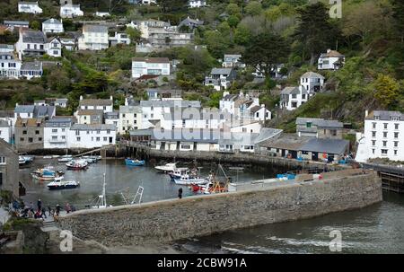 Vue en hauteur d'un port typique de Cornish avec sa collection de petits bateaux Banque D'Images