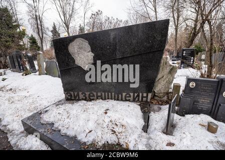 Tombe de Sergei Mikhaïlovich Eisenstein, cimetière de Novodevichy, Moscou, Russie Banque D'Images