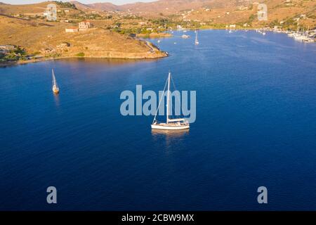 Île de Kea Tzia, Cyclades, Grèce. Photo de drone aérien de la baie au coucher du soleil. Port de plaisance de Vourkari et plage de Kokka Banque D'Images