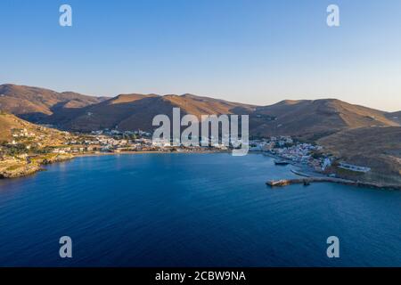 Île de Kea Tzia, Cyclades, Grèce. Photo de drone aérienne du port de Korissia au coucher du soleil. Banque D'Images