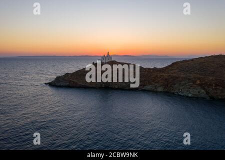 Île de Kea Tzia, Cyclades, Grèce. Vue aérienne de la marina de Vourkari au coucher du soleil. Voiliers et ciel, réflexions sur l'eau calme Banque D'Images