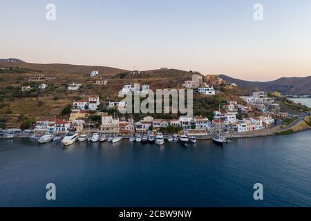 Île de Kea Tzia, Cyclades, Grèce. Photo d'un drone aérien de la marina de Vourkari au coucher du soleil. Banque D'Images