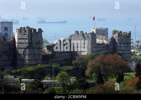 Une section du grand mur de la ville entourant Istanbul en Turquie. Le mur a été initialement construit par Constantine le Grand pour protéger Constantinople. Banque D'Images
