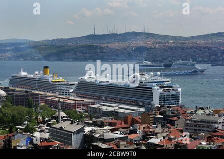 Des bateaux de croisière amarrés au port le long du Bosphore à Istanbul en Turquie. Banque D'Images