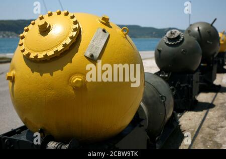 Une mine de mer produite pour être utilisée pendant la Guerre mondiale exposée au Musée naval de Canakkale à Canakkale sur les Dardanelles en Turquie. Banque D'Images