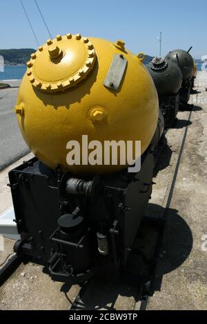 Une mine de mer produite pour être utilisée pendant la Guerre mondiale exposée au Musée naval de Canakkale à Canakkale sur les Dardanelles en Turquie. Banque D'Images