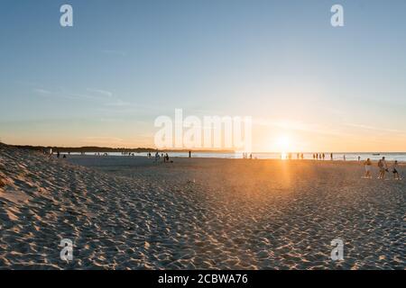 Magnifique coucher de soleil sur une plage de la mer Baltique Banque D'Images