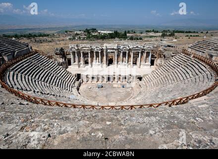 Les ruines spectaculaires du théâtre romain de Hiérapolis à Pamukkale en Turquie. Il avait une capacité de plus de 12,000 places. Banque D'Images