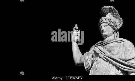 Minerva ou Athena comme Déesse Roma, une ancienne statue de marbre néoclassique du XIXe siècle sur la place du peuple de Rome (Noir et blanc avec espace de copie) Banque D'Images