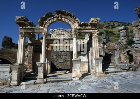 Les ruines du Temple d'Hadrien à l'ancien site d'Éphèse. Ephèse est situé près de la ville moderne de Selcuk en Turquie. Banque D'Images