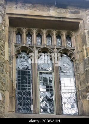 De grandes fenêtres voûtées dans les anciens murs de l'abbaye de Whalley, partie des ruines d'un monastère cistercien du XIVe siècle. Banque D'Images