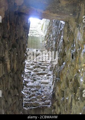 En regardant à travers les restes d'une vieille cheminée en pierre dans les ruines de l'abbaye de Whalley, où les terrains sont ouverts au public. Banque D'Images