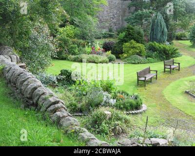 Le domaine de l'abbaye de Whalley avec l'empreinte et les fondations restantes du monastère cistercien du XIVe siècle ; Clitheroe dans la vallée de Ribble. Banque D'Images