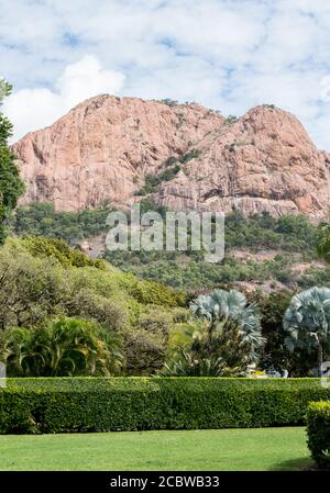 Vue sur Castle Hill depuis Queens Gardens à Townsville, dans le nord du Queensland Banque D'Images