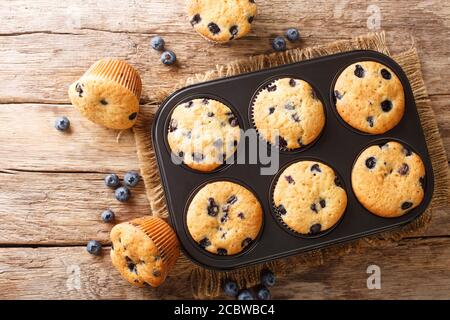 Muffins rustiques aux myrtilles dans un plat de cuisson sur la table. Vue horizontale du dessus Banque D'Images