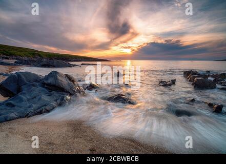 Coucher de soleil sur la plage de Bagh Steinigidh près de Borve sur l'île De Harris en Écosse Banque D'Images