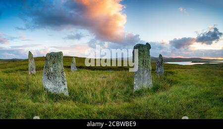 Coucher de soleil au Ceann Hulavig également connu sous le nom de Callanish IV cercle de pierre sur l'île de Lewis dans le Les Hébrides extérieures de l'Écosse Banque D'Images