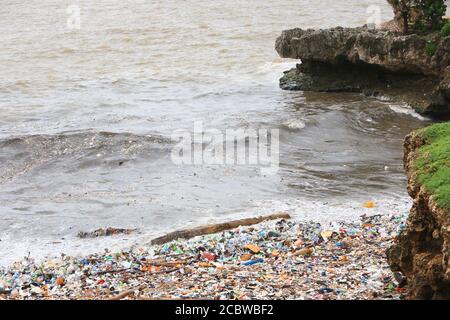 Ordures, sacs en plastique et bouteilles couvrant une plage de la ville de Saint-Domingue, la capitale de la République dominicaine. Banque D'Images